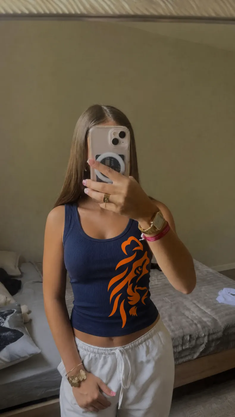 Donkerblauwe WK top met oranje leeuwprint als close-up in de lookbook.