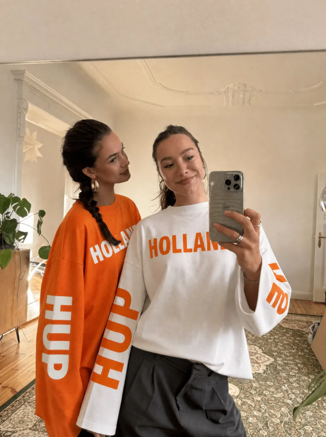 Twee Holland WK longsleeves samen in een spiegelselfie als duo-look in de lookbook.