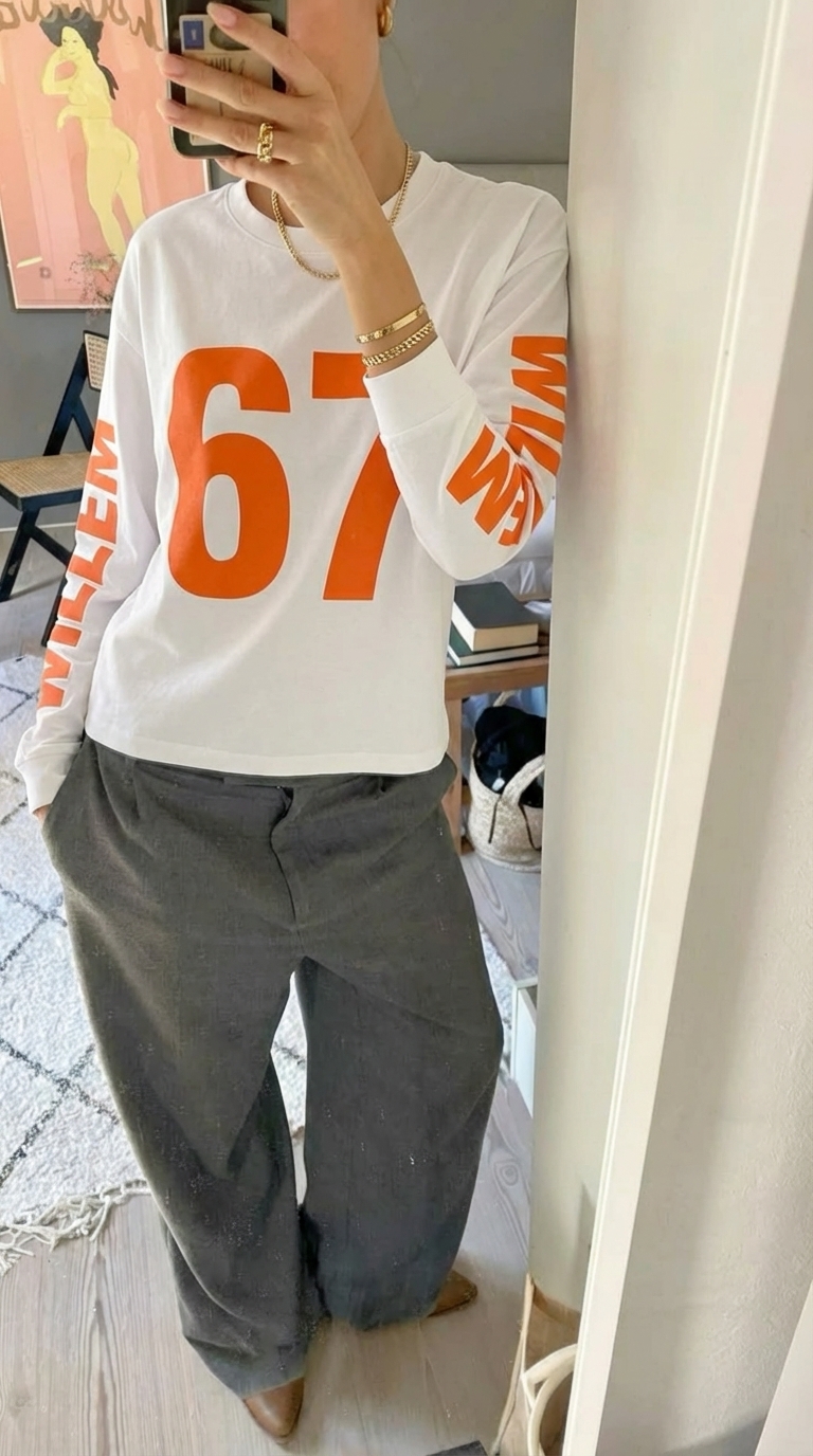 Witte Koningsdag longsleeve met oranje '67' print gecombineerd met grijze wijde broek — Shop de look Bucket hat | WK Editie