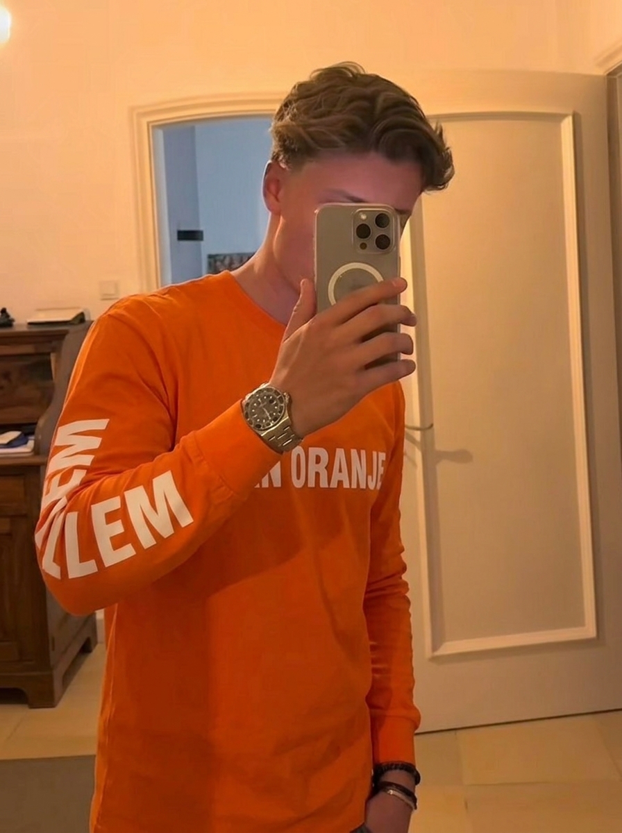 Heren oranje 'Willem van Oranje' longsleeve met grote letters op de mouwen — Koningsdag avond look